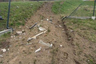 Ciężarówka staranowała plac zabaw i wjechała na podwórko! O krok od tragedii