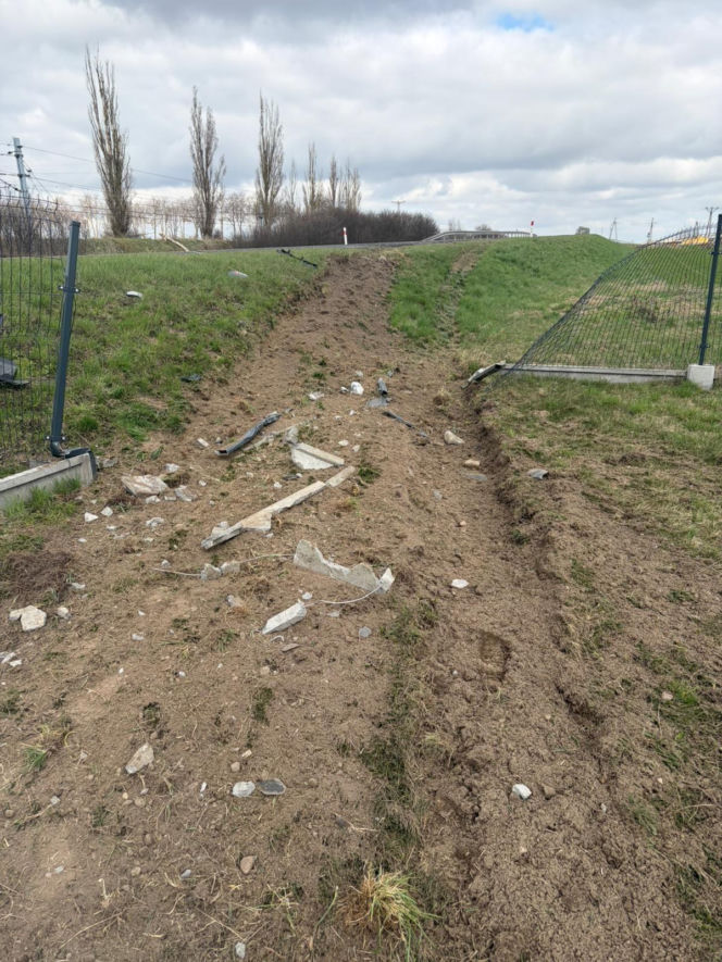 Ciężarówka staranowała plac zabaw i wjechała na podwórko! O krok od tragedii