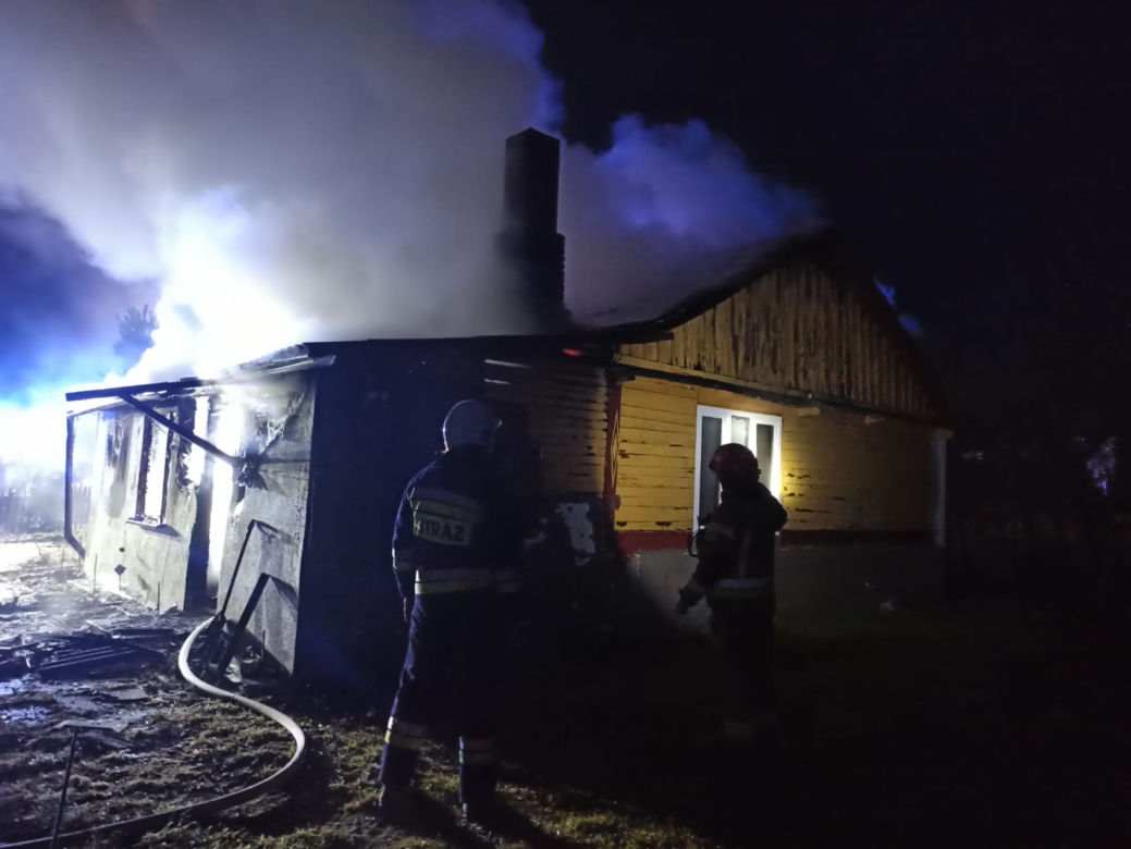 Pożar w parterowym domu. Z ogniem walczyło ponad 30 strażaków