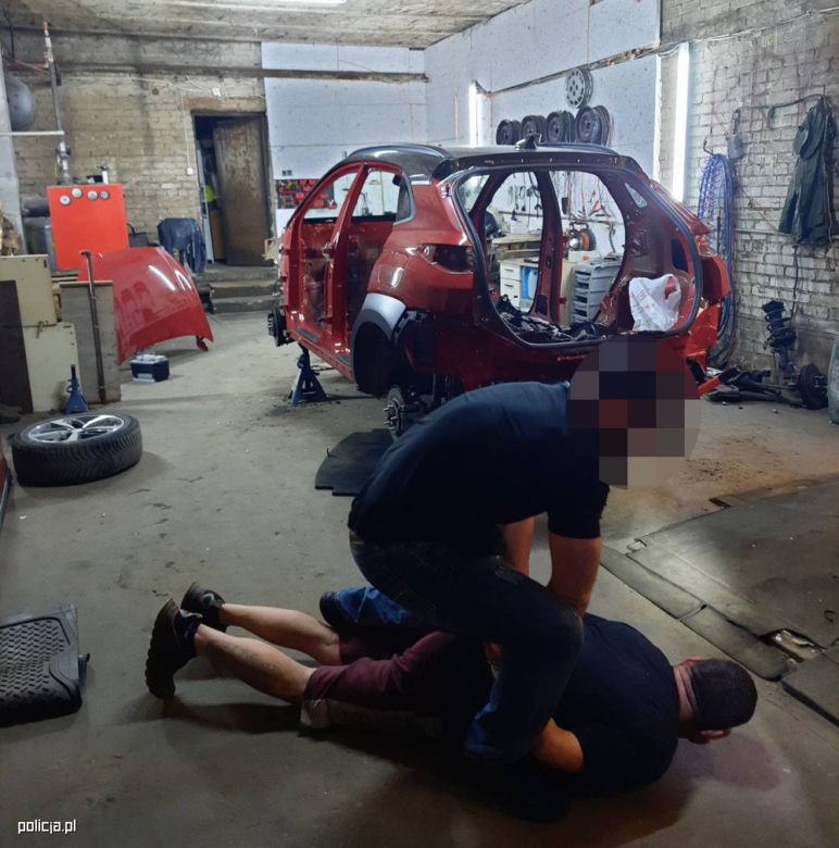 Skradziony SUV był już w częściach