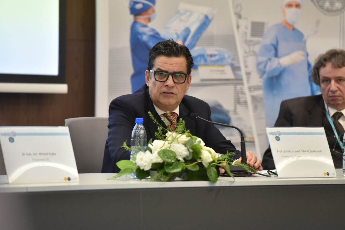 Profesor Maciej Śmietański po raz pierwszy na świecie wszczepił implant Optomesh 3D ILAM. Dokonał tego w Toruniu