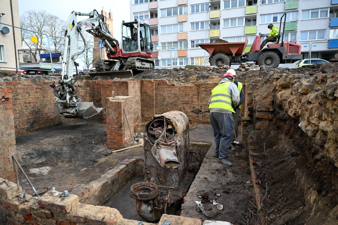 W piwnicy przedwojennej kamienicy znaleziono maszynę do palenia kawy