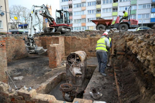 W piwnicy przedwojennej kamienicy znaleziono maszynę do palenia kawy