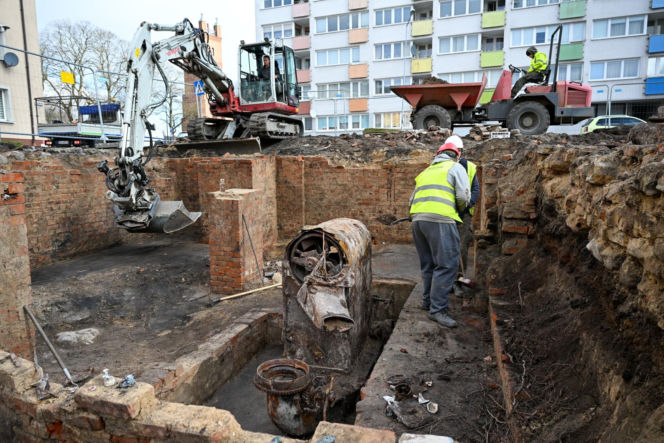 W piwnicy przedwojennej kamienicy znaleziono maszynę do palenia kawy