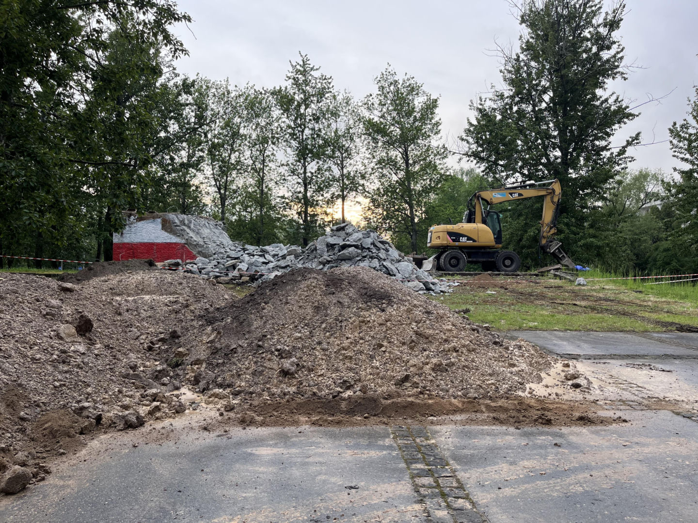 Rozbiórka cokołu po pomniku Koniewa