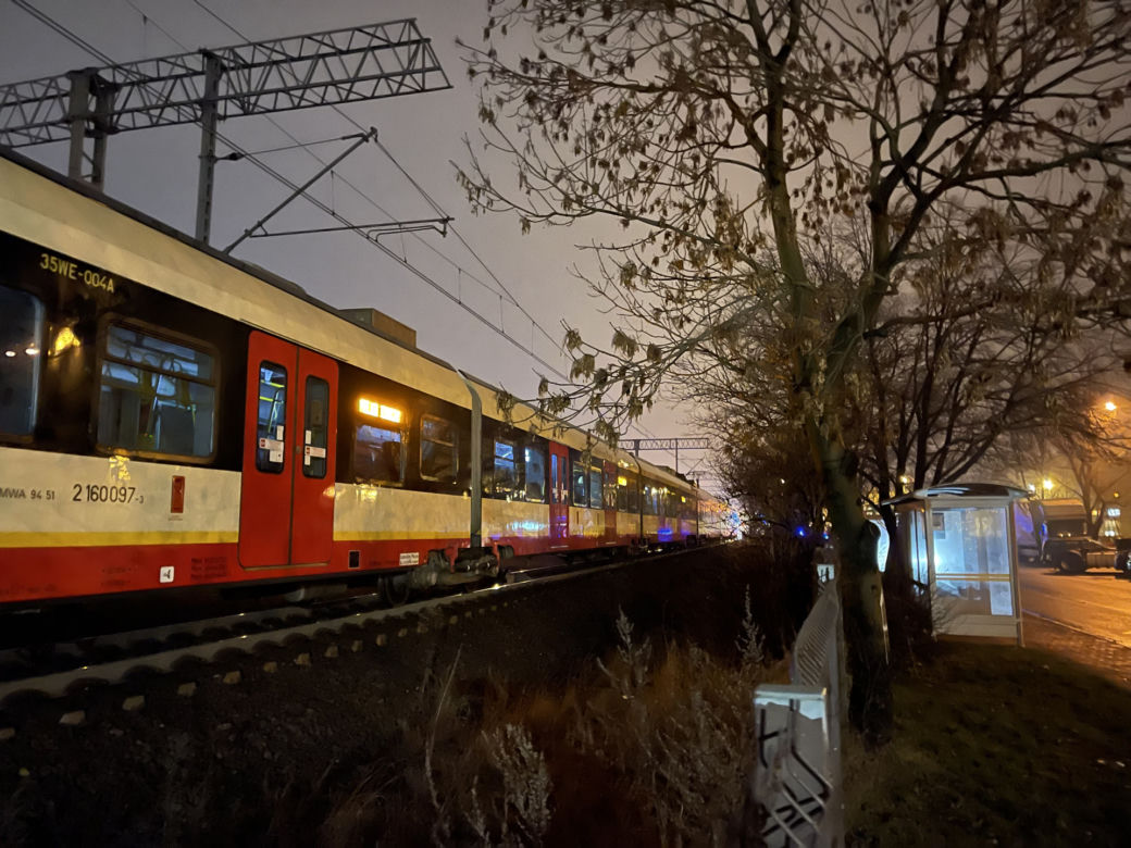 Makabra w Ursusie. Mężczyzna rozjechany przez pociąg 