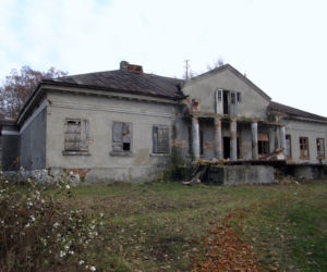 Piękne i przerażające… Jakie historie kryją bełchatowskie dwory? 