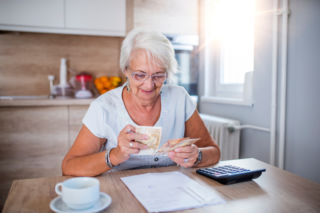 Dorabiasz do emerytury? W takiej sytuacji mogą Ci zabrać pieniądze