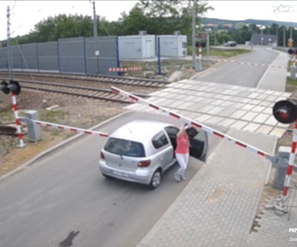 Kolejarze pokazali, co kierowcy robią na przejeździe. Mają w nosie czerwone światło. Totalna głupota