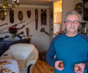 Pan Andrzej robi piękne pisanki!