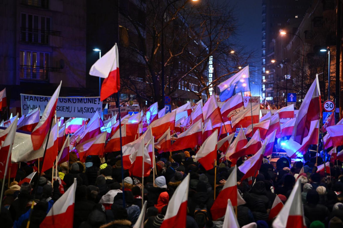 Tłumy rozpoczęły protest pod Sejmem! Uczestnicy solidarni z Mariuszem Kamińskim i Maciejem Wąsikiem