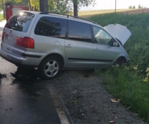 Gałąź spadła na drogę. Kierowca nie zdążył wyhamować. Jedna osoba ranna [ZDJĘCIA]