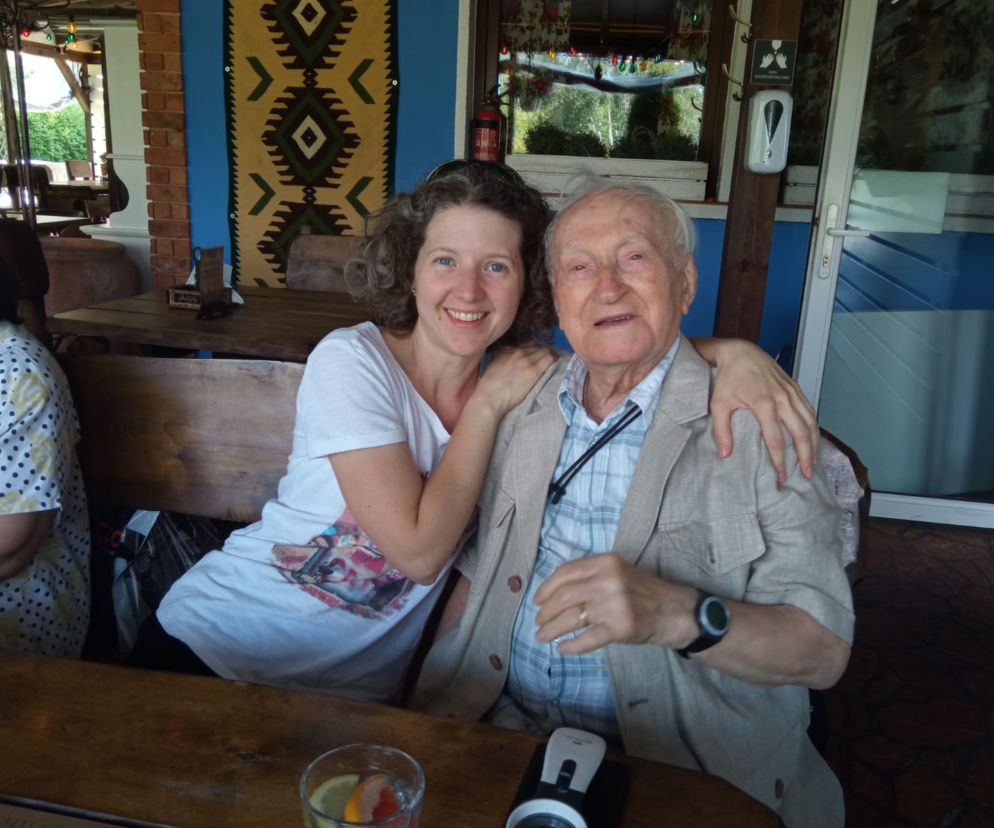 Pan Krzysztof z wolontariuszką Fundacji Senior w Koronie