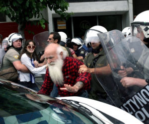 Grecja: Protest pod parlamentem w Atenach – policja OBRZUCONA JOGURTEM - ZDJĘCIA