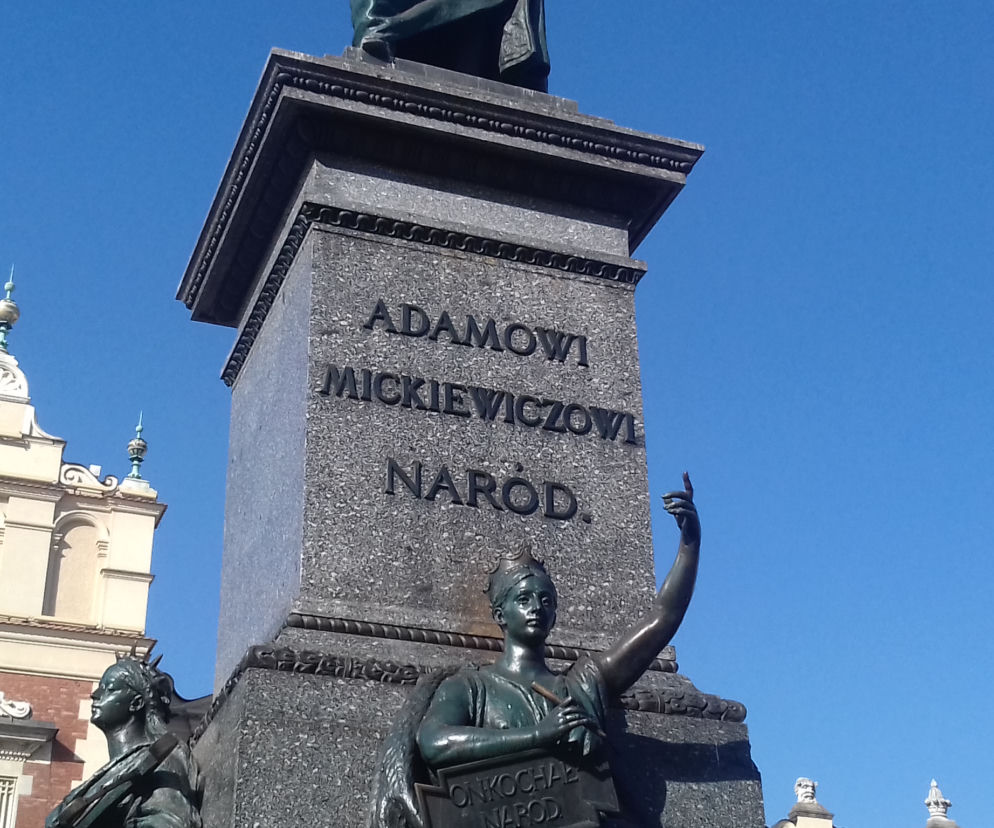 Kropka jest bardzo dobrze widoczna na pomniku