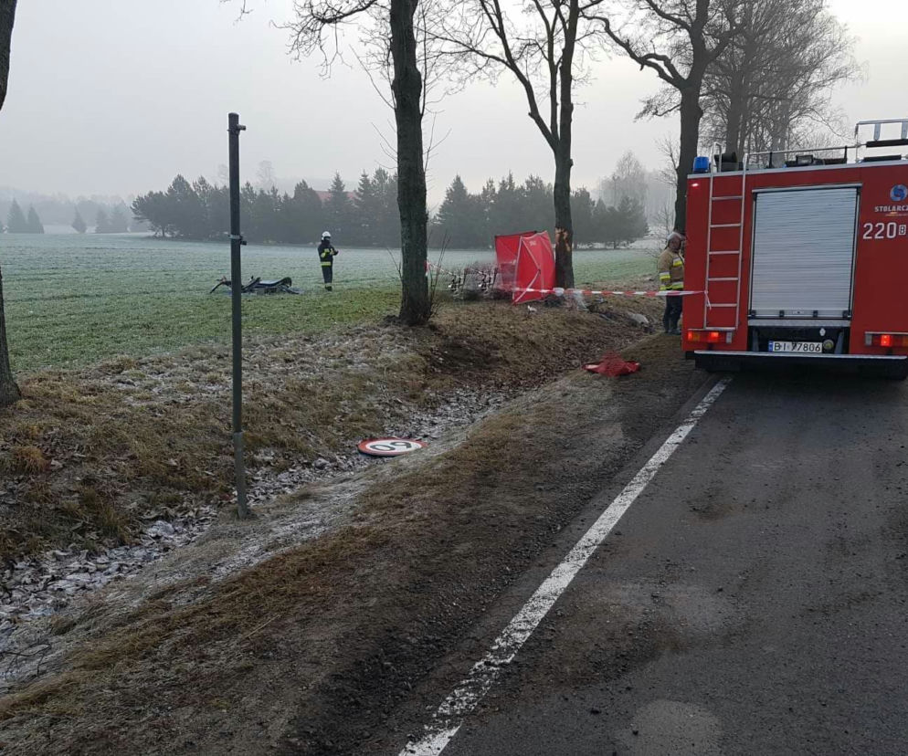 Rogienice Wielkie. Tragiczny wypadek na DK 63. Toyota uderzyła w drzewo. Nie żyje pasażer
