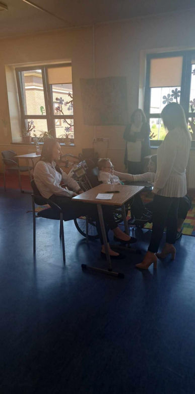 Egzamin ósmoklasisty z respiratorem pod pachą