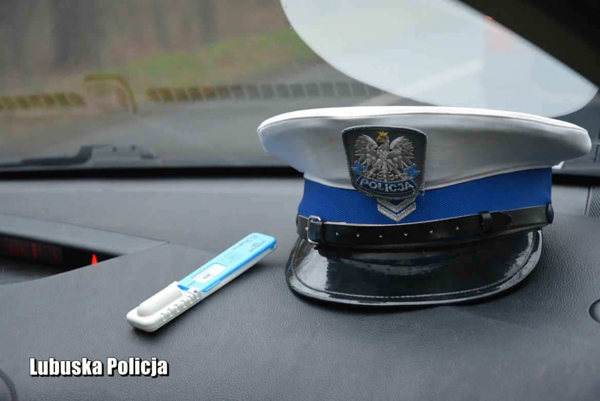 NAĆPANY młodzieniec za kierownicą PASSATA
