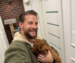 Sebastian Fabijański z pieskiem