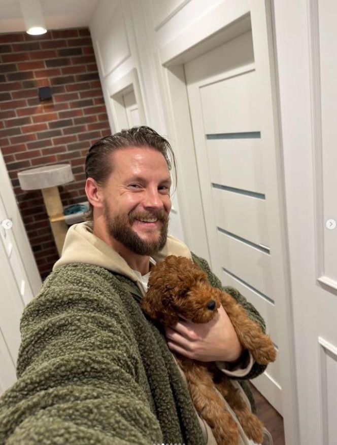 Sebastian Fabijański z pieskiem