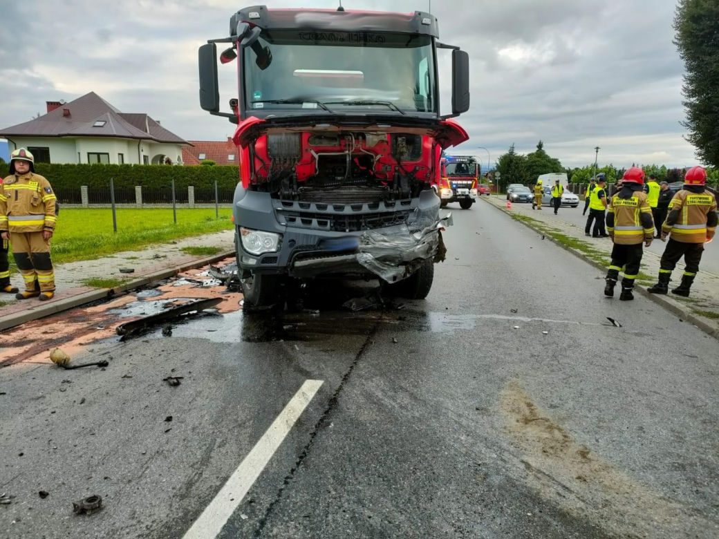 Świniarsko. Tragiczne zderzenie osobówki z ciężarówką. Nie żyje młody kierowca peugeota