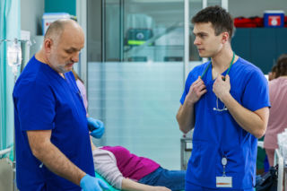 Szpital św. Anny, odcinek 104: tajemnicza przepowiednia i niepokojący widok w domu podsycają zazdrość Kai