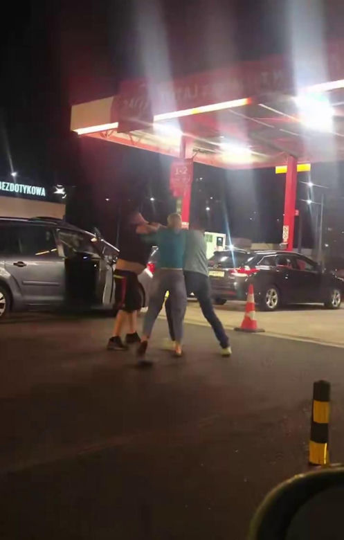 Wepchnął się w kolejkę do tankowania. Chwilę później wybuchła bójka