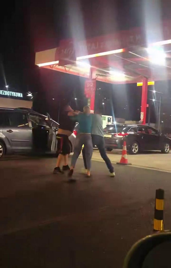 Wepchnął się w kolejkę do tankowania. Chwilę później wybuchła bójka