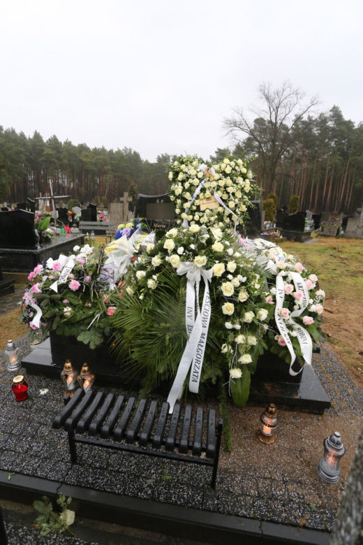 Pogrzeb po masakrze w Rozniszewie. Ogromne serce z białych róż