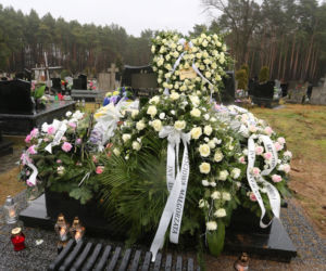 Pogrzeb po masakrze w Rozniszewie. Ogromne serce z białych róż