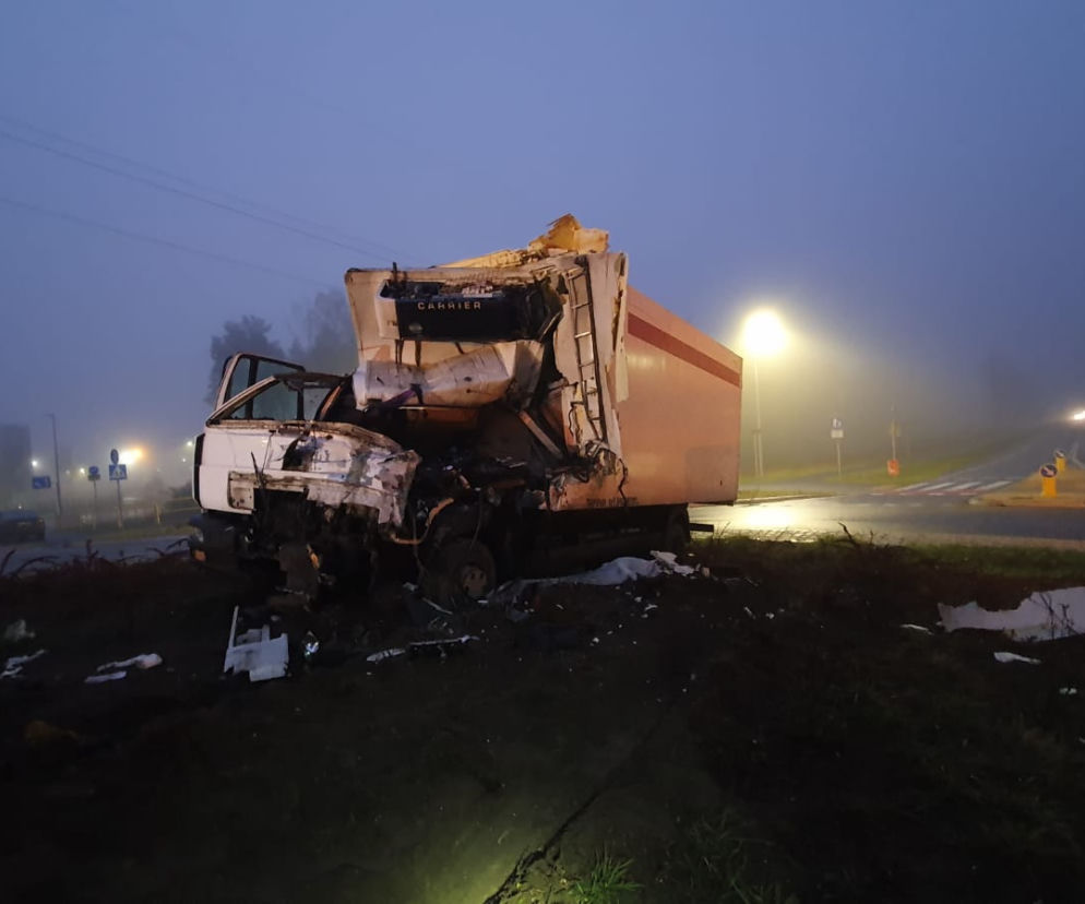 MASAKRA na rondzie w Toruniu. W zderzeniu dwóch ciężarówek ZGINĄŁ kierowca TIR-a