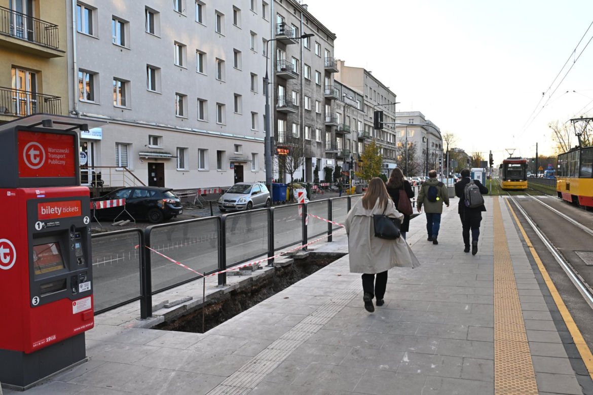 Najpierw wyremontowali przystanki, teraz je niszczą by zasadzić zieleń. Absurd na ul. Grochowskiej