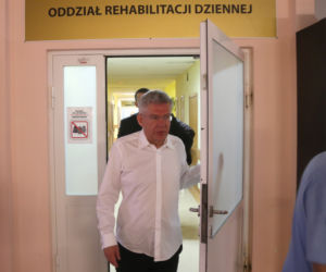 MARSZAŁEK SENATU STANISŁAW KARCZEWSKI ODBYWA REHABILITACJE KRĘGOSŁUPA