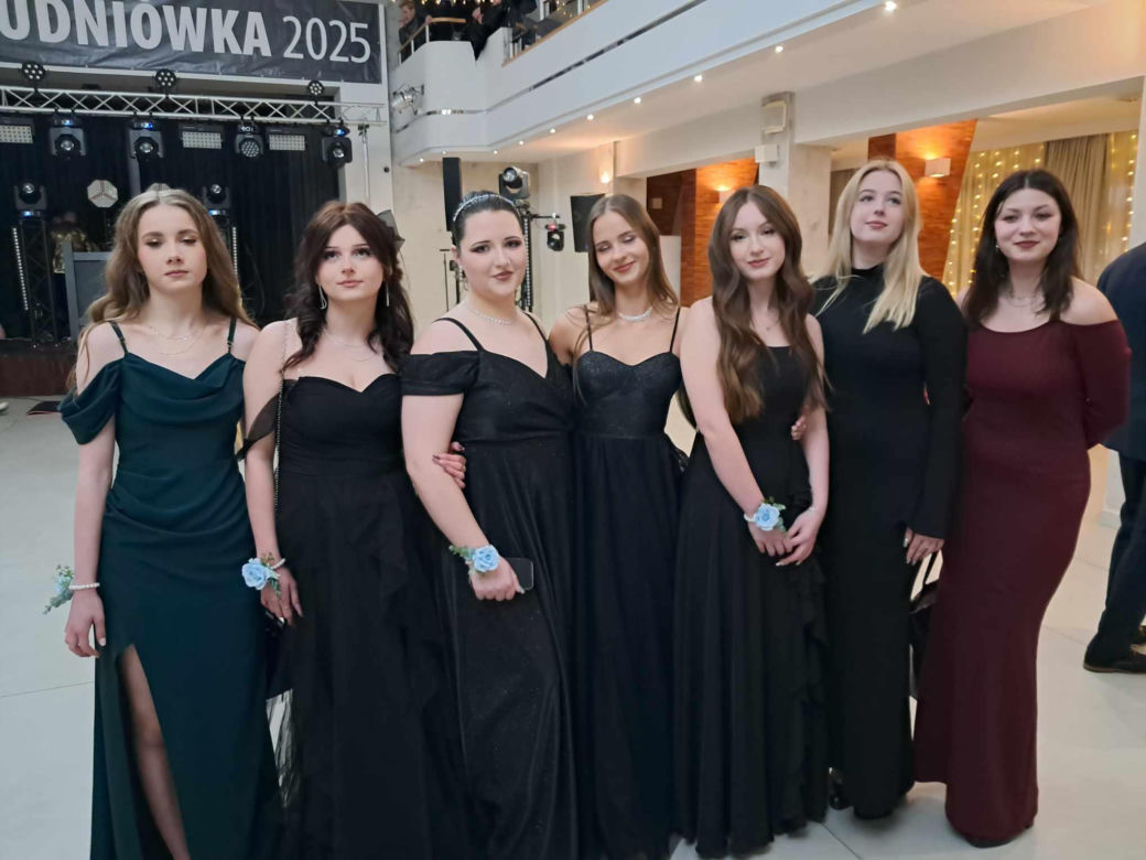 Studniówki 2025. Zobaczcie jak bawili się maturzyści skarżyskiego "Mickiewicza"