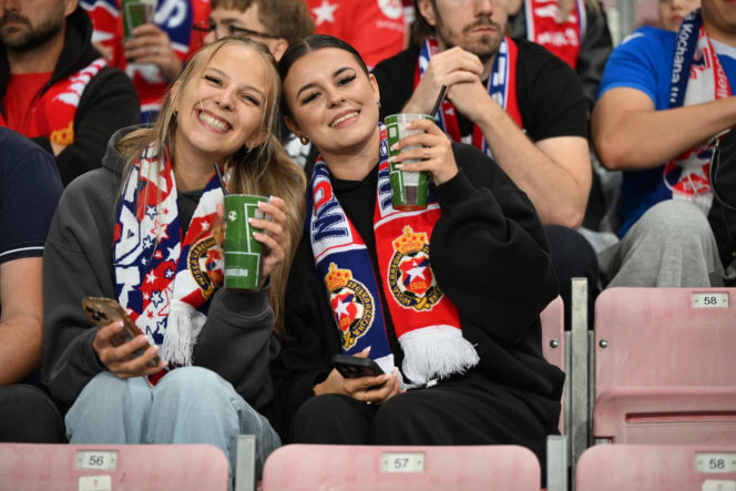Tak kibice Wisły Kraków bawili się na trybunach. Znajdź się na zdjęciach