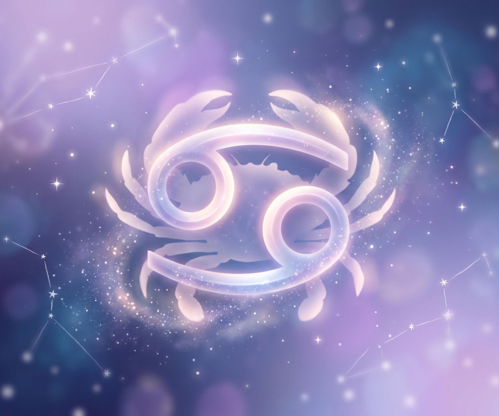Świecący symbol zodiakalnego Raka na tle gwieździstego nieba. O horoskopie dla Raka przeczytasz w serwisie Eska.