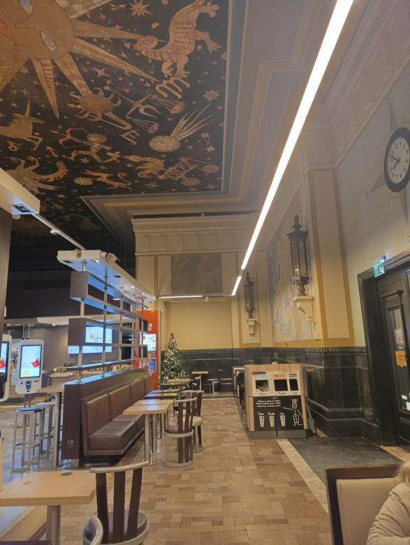 Mc Donald's  w Gdyni w historycznym wnętrzu