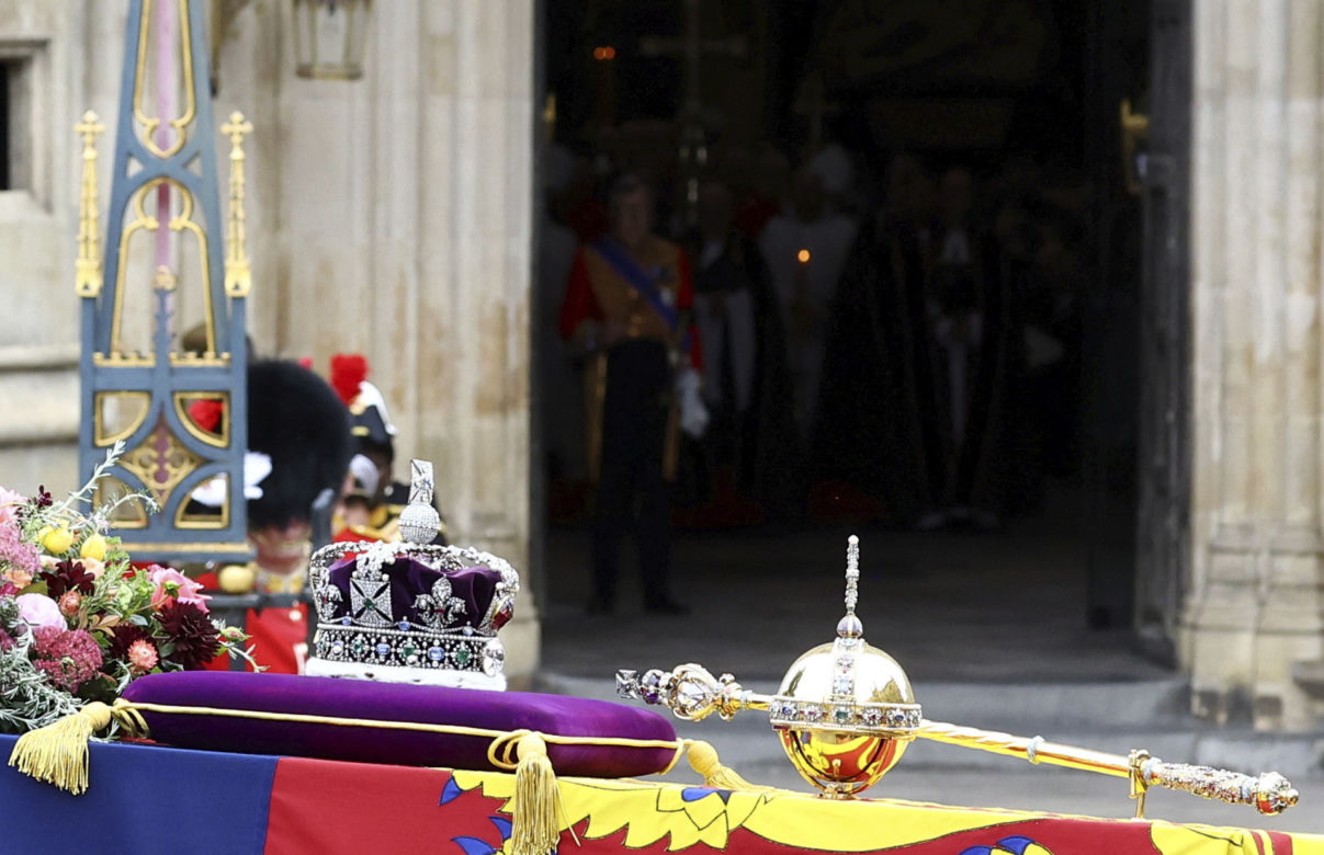 Łzy poddanych i trumna zmierzająca do Westminsteru