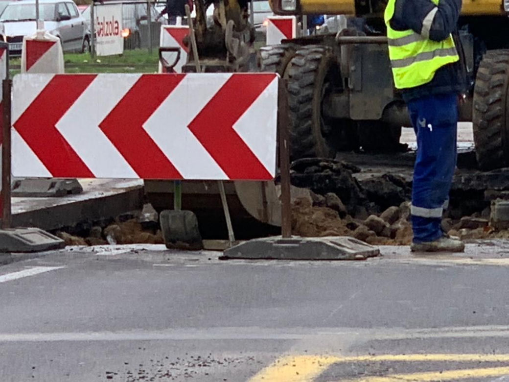 Poważna awaria na Mokotowie. Woda podmyła asfalt, wielkie utrudnienia