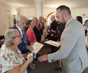 Pamiątkowe medale, legitymacje i kwiaty z okazji 50-lecia pożycia małżeńskiego odebrało w Siedlcach osiem par