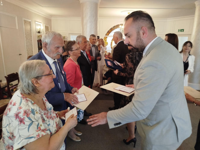 Pamiątkowe medale, legitymacje i kwiaty z okazji 50-lecia pożycia małżeńskiego odebrało w Siedlcach osiem par