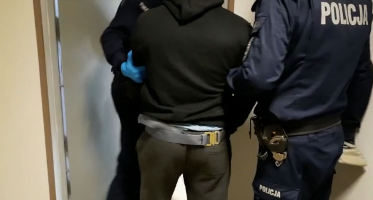 Miał do odsiadki 2 lata, teraz grozi mu nawet 10. Próbował rozjechać policjantów!