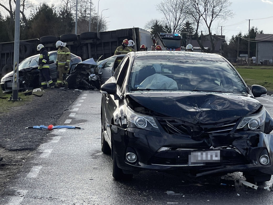 Potężny karambol trzech osobówek i ciężarówki. Do szpitala trafiło pięć osób