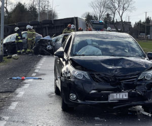 Potężny karambol trzech osobówek i ciężarówki. Do szpitala trafiło pięć osób