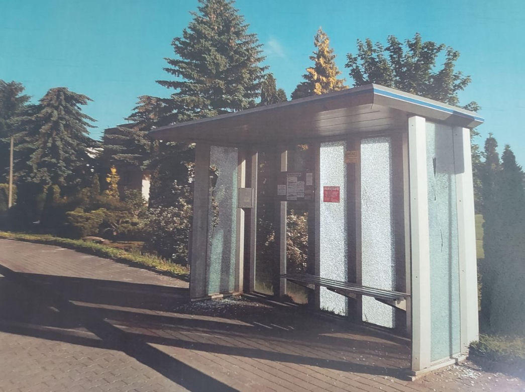 Strzelali z samochodu do przystanków autobusowych