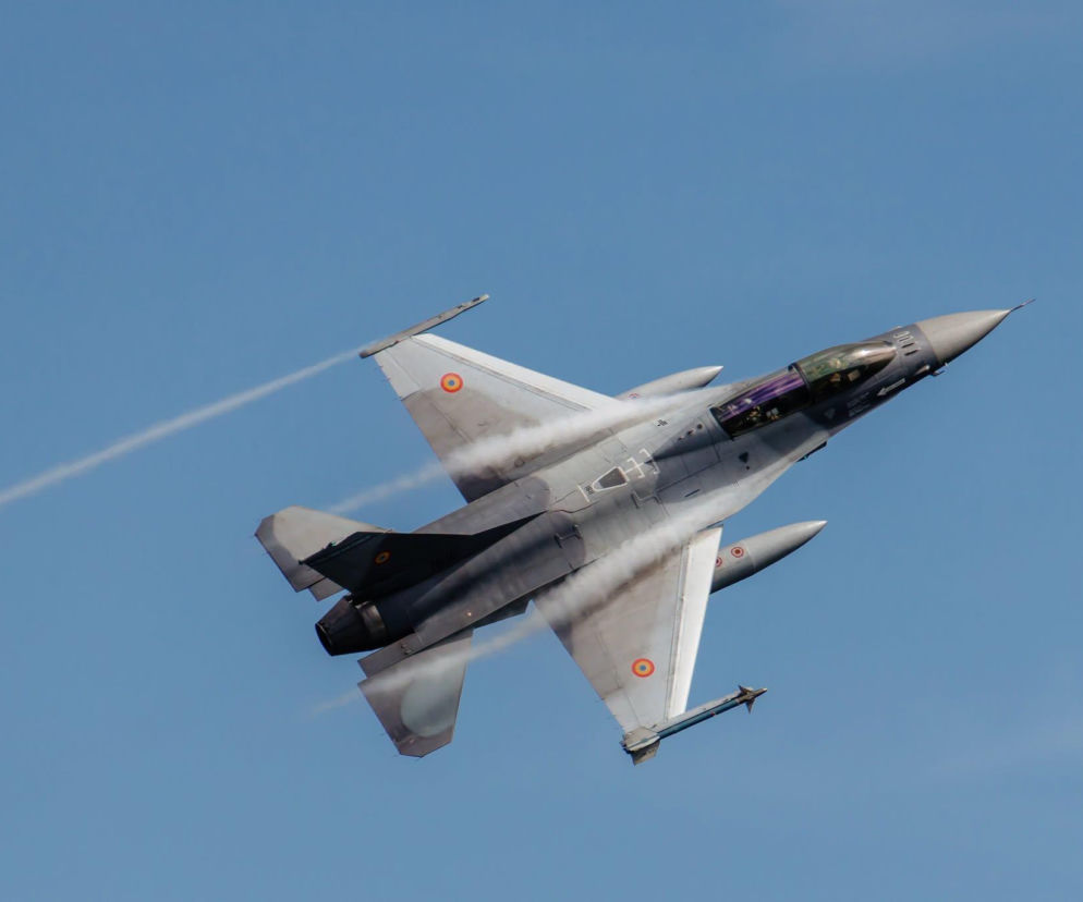 Rumuński myśliwiec F-16 leci na tle błękitnego nieba. O zestrzeleniu drona przeczytasz na SE Portal Obronny.