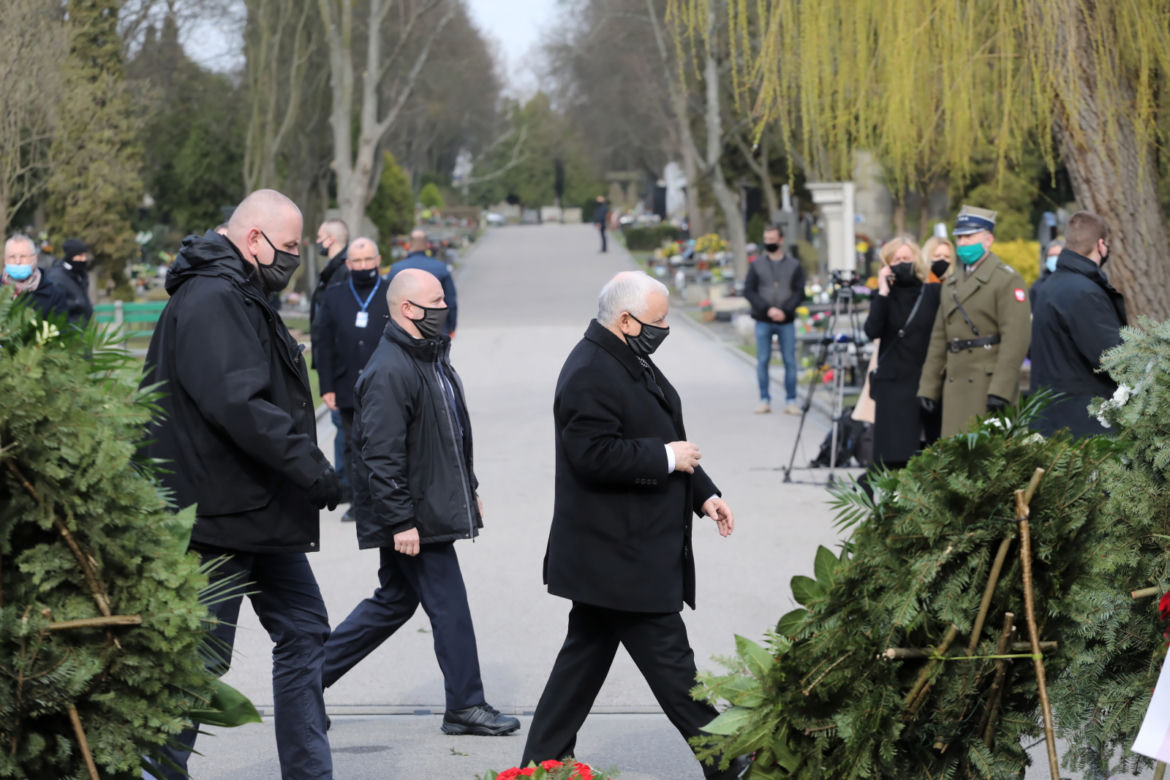 Prezes PiS, wicepremier Jarosław Kaczyński składa kwiaty na grobach ofiar katastrofy smoleńskiej na warszawskim Cmentarzu Wojskowym na Powązkach