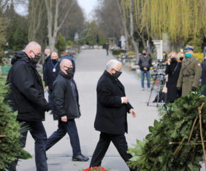 Prezes PiS, wicepremier Jarosław Kaczyński składa kwiaty na grobach ofiar katastrofy smoleńskiej na warszawskim Cmentarzu Wojskowym na Powązkach