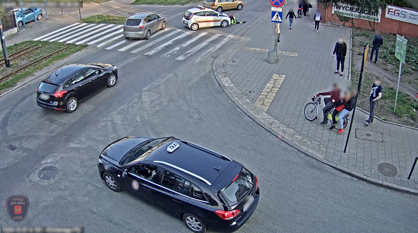 Pijany biegał po ulicy w centrum Łodzi i kopał przejeżdżające samochody. Interweniowali strażnicy miejscy