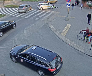 Pijany biegał po ulicy w centrum Łodzi i kopał przejeżdżające samochody. Interweniowali strażnicy miejscy
